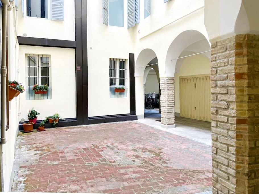 Apartment 9, Centro